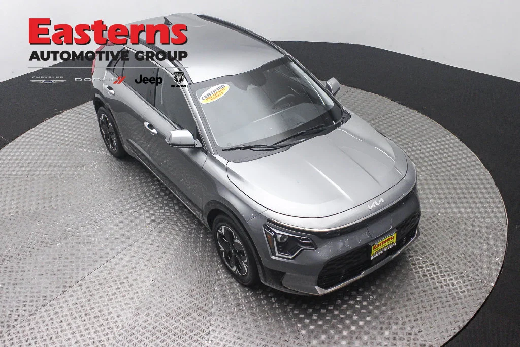 Used 2023 Gray Kia Wind image 5