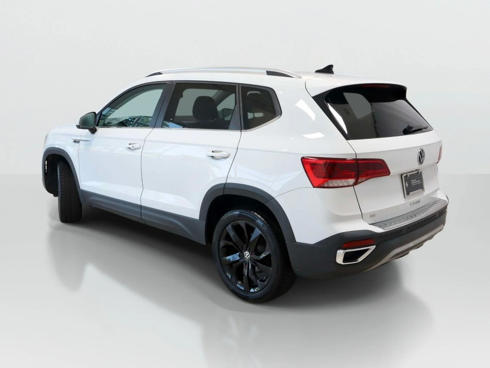 Used 2022 Pure White Volkswagen SE image 3