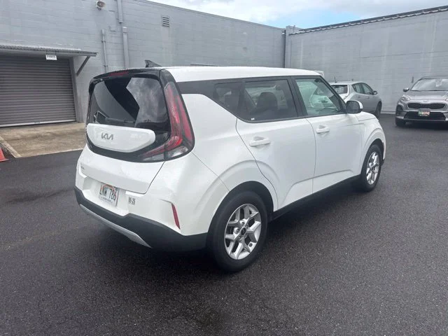 Used 2025 White Kia LX image 5
