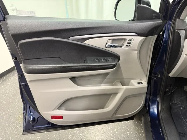 Used 2023  Honda RTL image 10