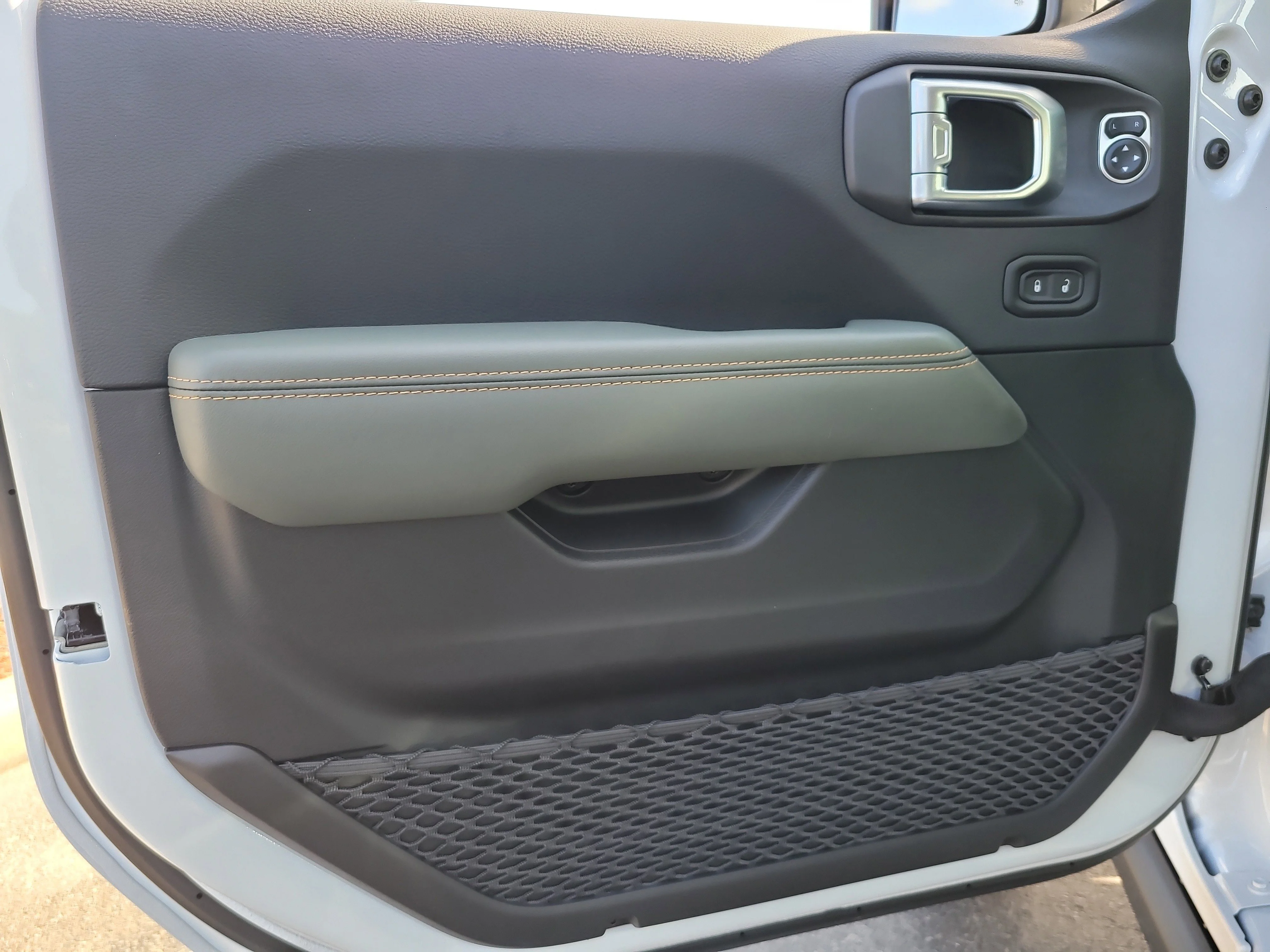 New 2026 Bright White Clearcoat Jeep Mojave X image 12