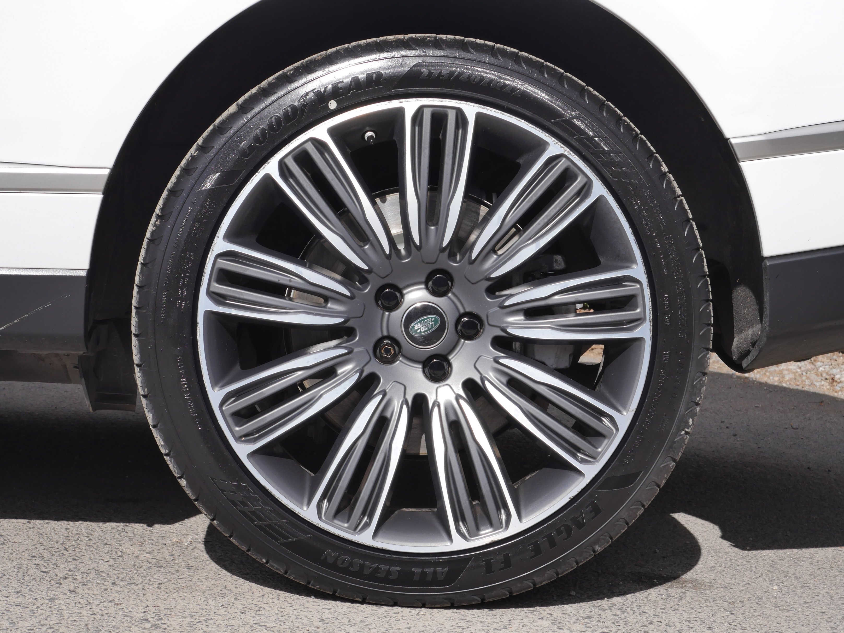 Used 2019 Fuji White Land Rover  image 21