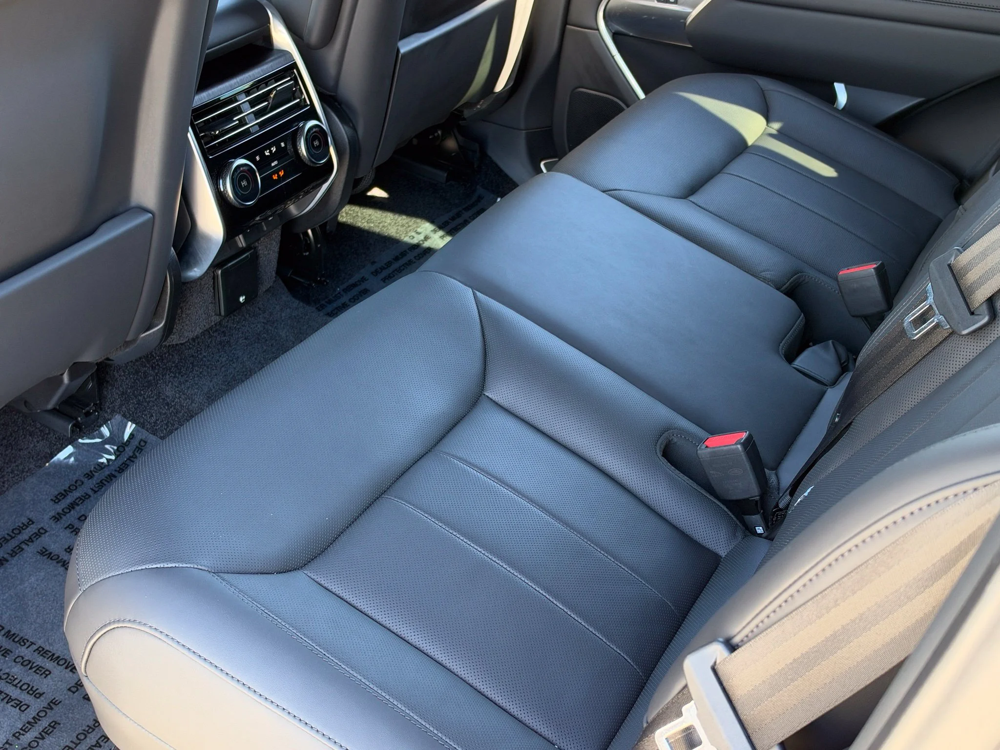 Used 2025 Green Land Rover SE image 23