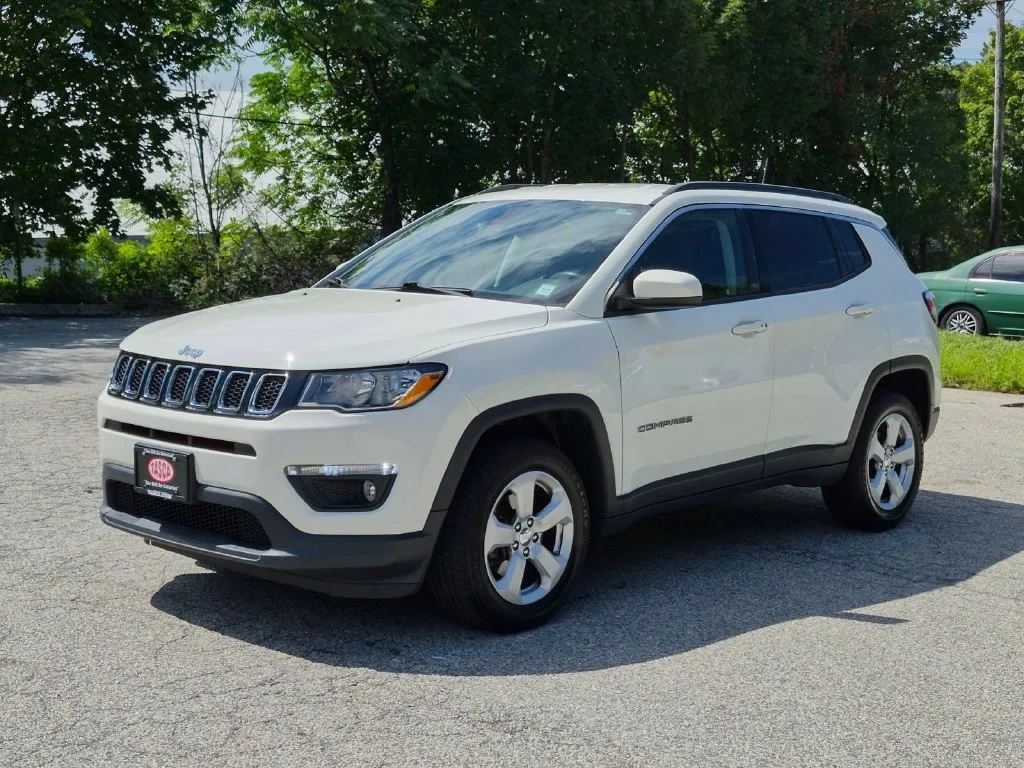 Used 2018 White Jeep Latitude image 9