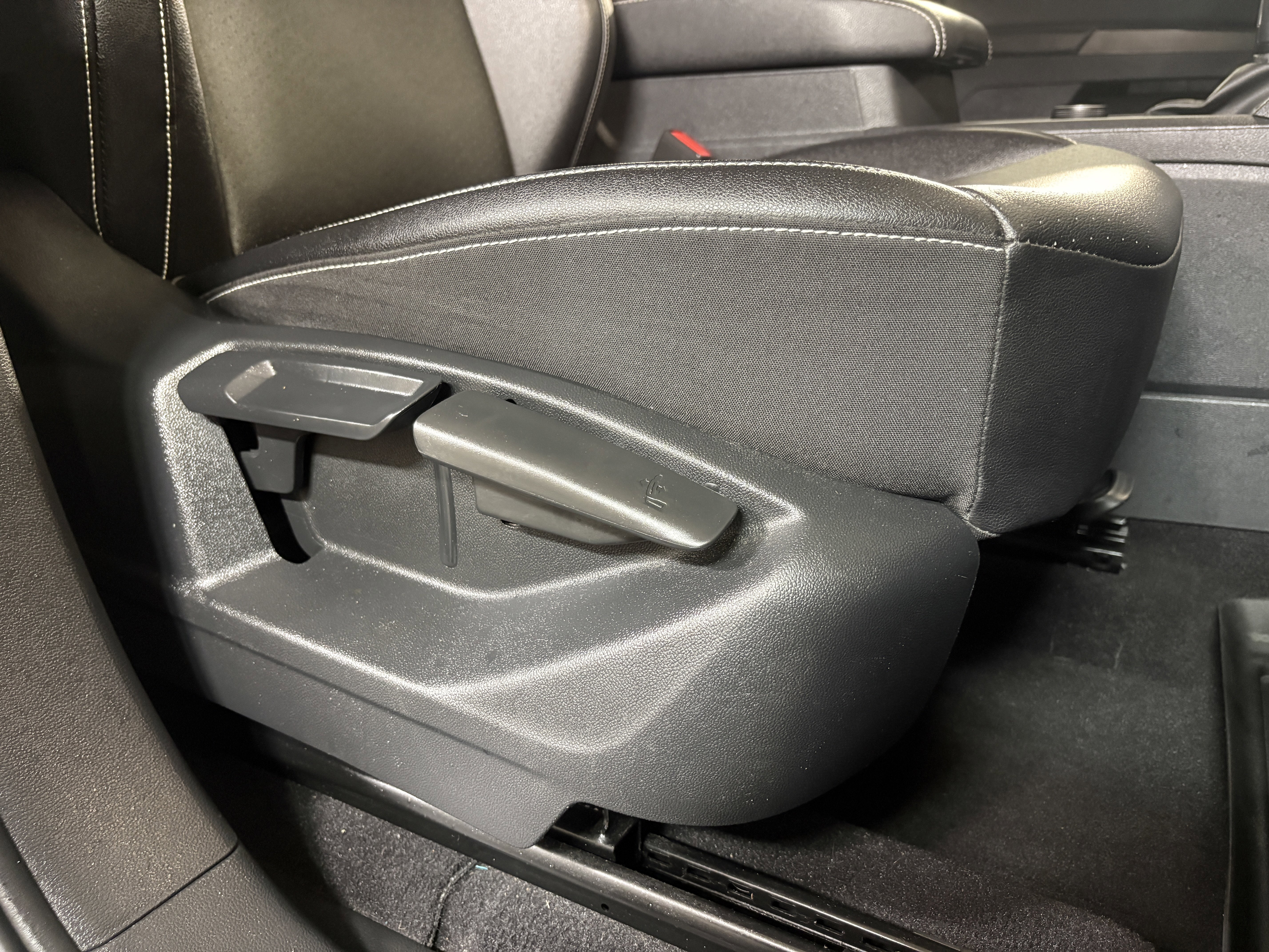 Used 2020 Pyrite Silver Metallic Volkswagen 3.6L V6 SE w/Technology image 22