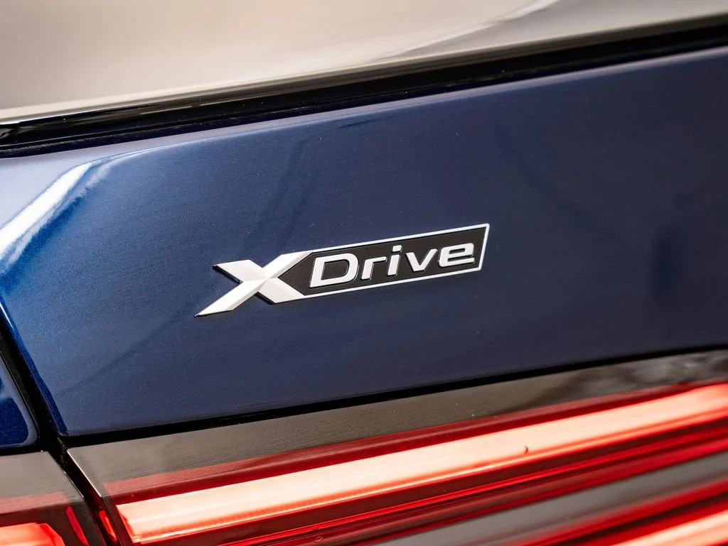 New 2027 Tanzanite Blue II Metallic BMW 550e xDrive image 17