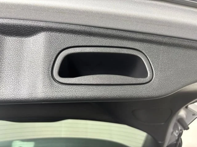 Used 2022  Jeep Latitude Lux image 27
