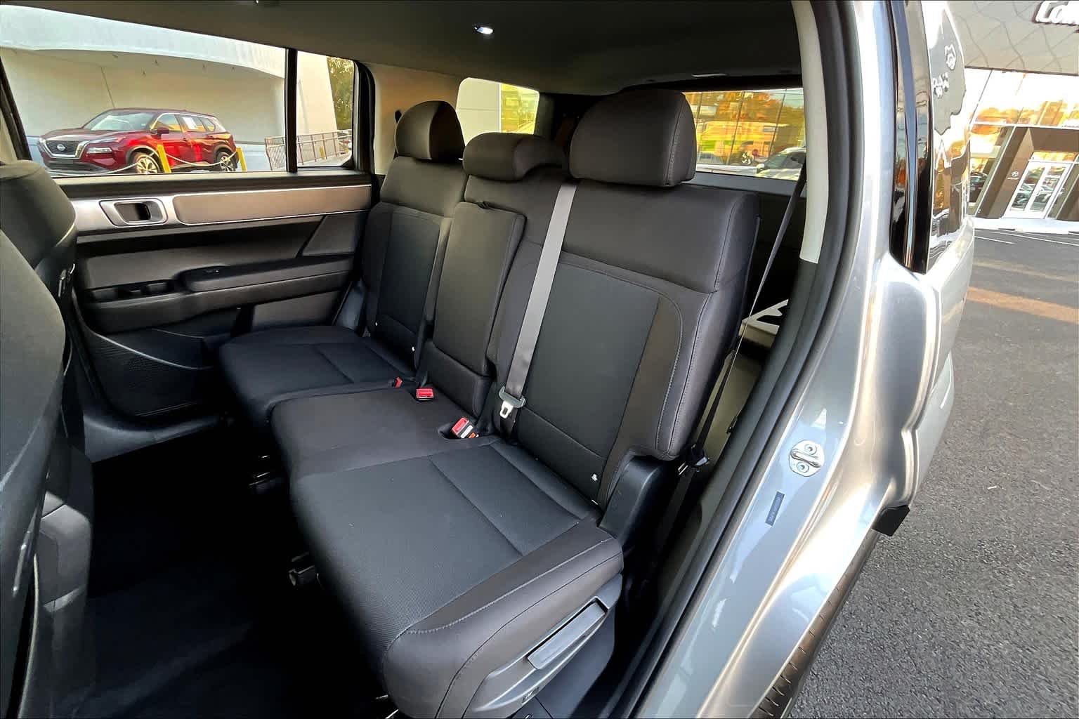 Used 2024 Shimmering Silver Hyundai SE image 19