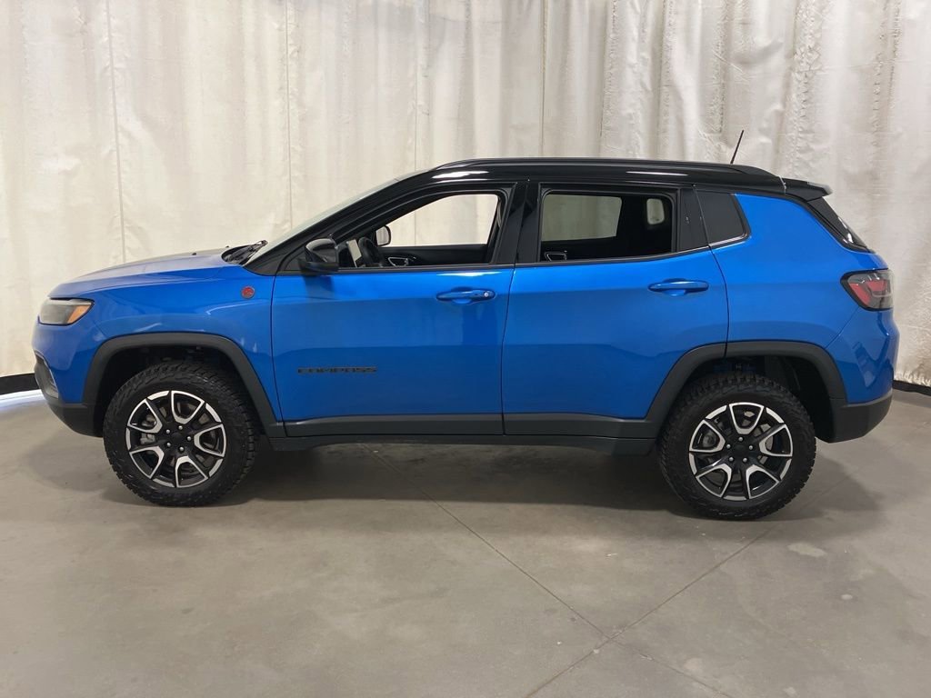 Used 2024 Hydro Blue Pearlcoat Jeep Trailhawk image 22