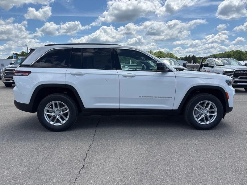 New 2026 Bright White Clear-Coat Exterior Paint Jeep Laredo image 2