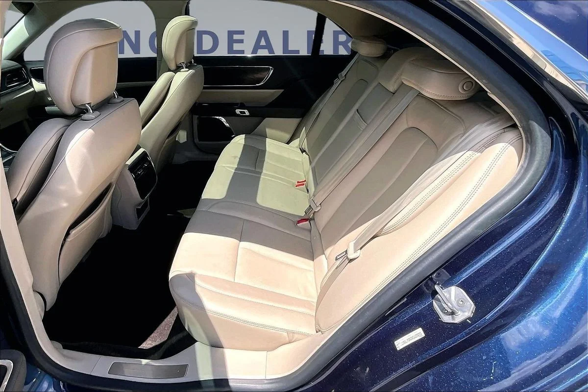 Used 2017 Blue Lincoln Select image 21