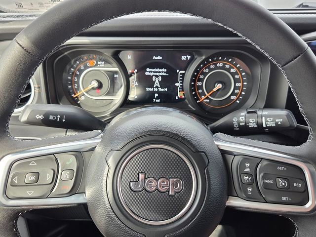 New 2026 Bright White Clear-Coat Exterior Paint Jeep Sahara image 25