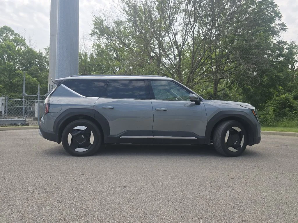 Used 2024 Green Kia Wind image 17