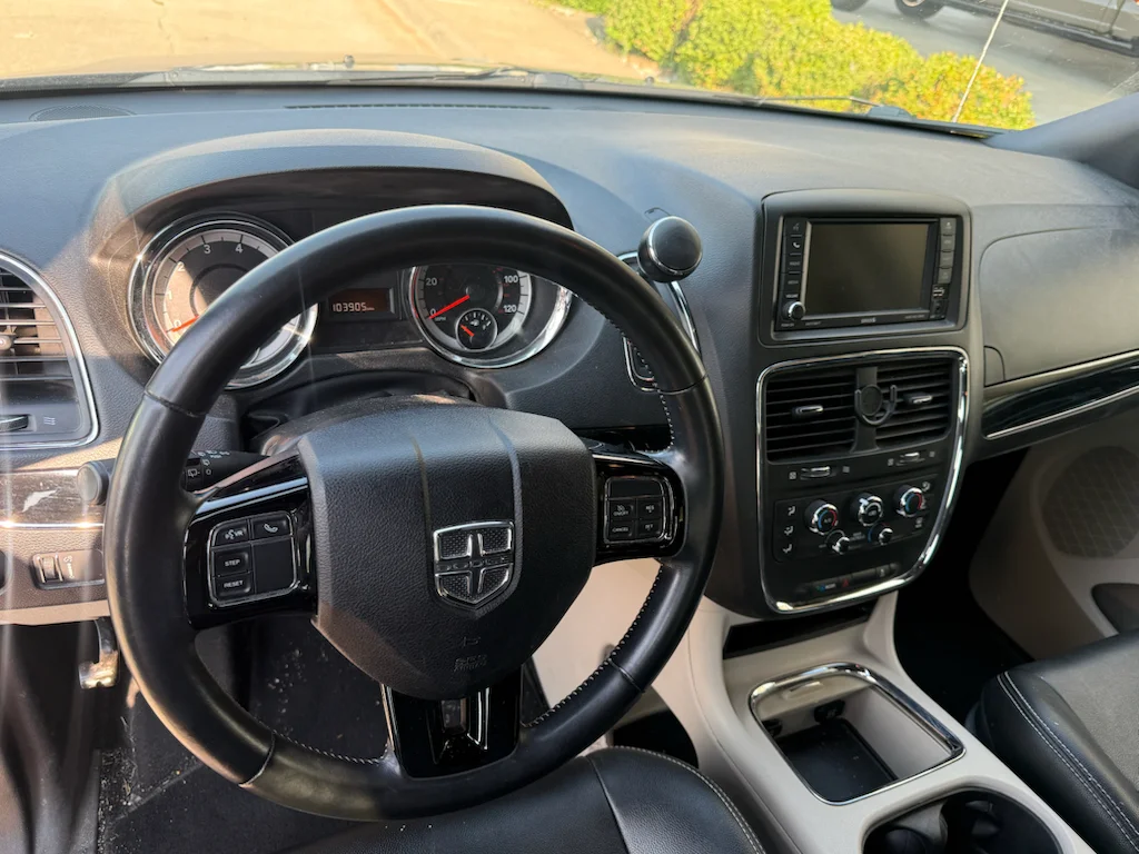 Used 2019 Black Onyx Crystal Pearlcoat Dodge SXT image 2