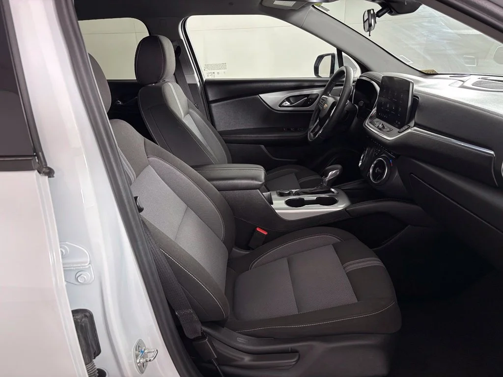 Used 2025 White Chevrolet LT image 39
