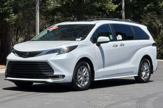 New 2026 Wind Chill Pearl <sup>1</sup> Toyota  XLE image 8
