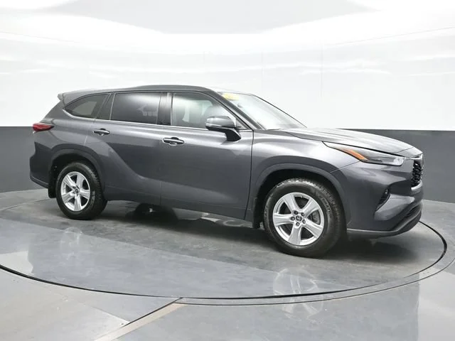 2022 Toyota Highlander LE - Photo 7