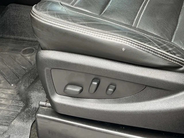 Used 2018 Silver GMC Denali image 29