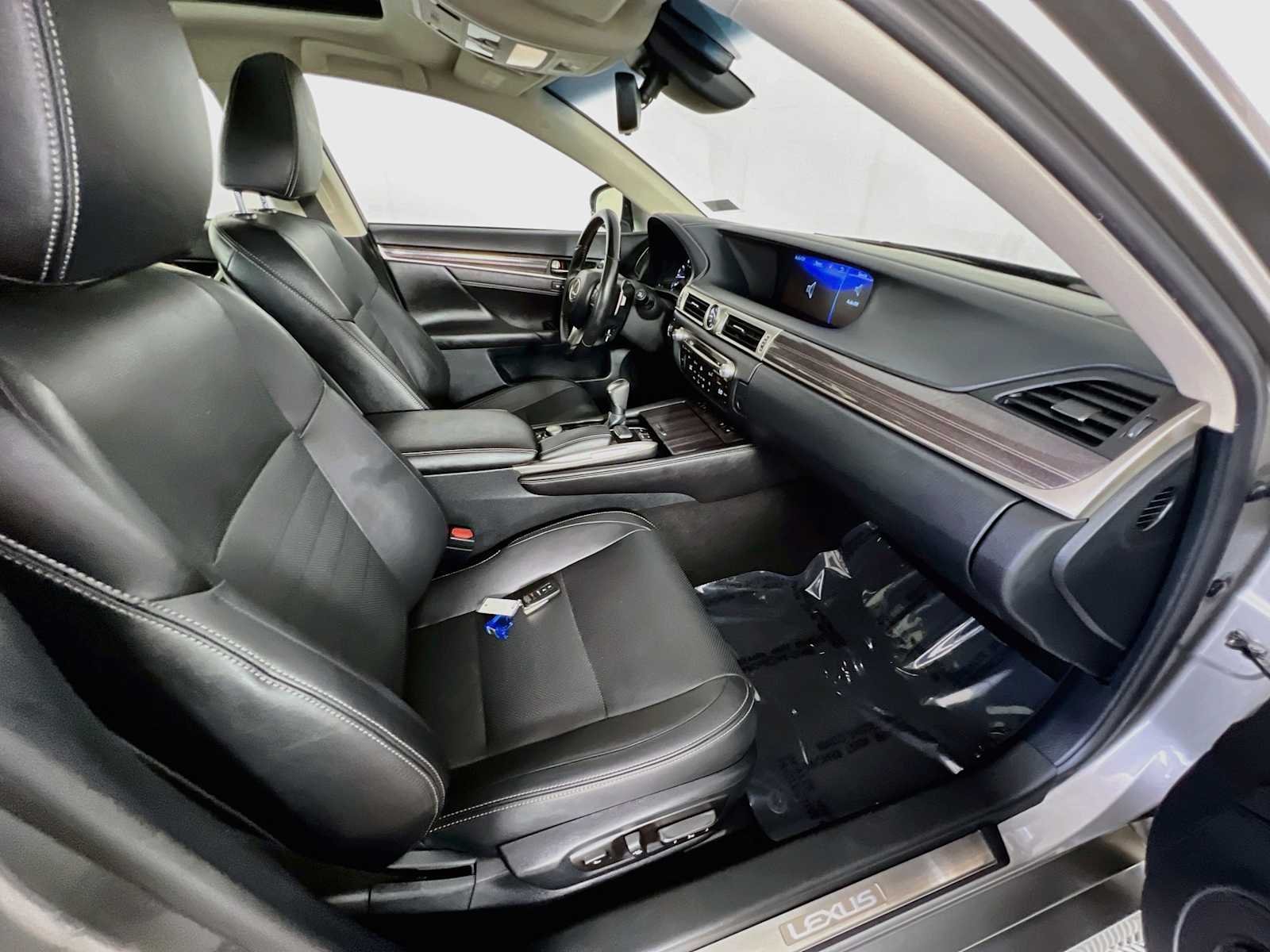 Used 2018 Atomic Silver Lexus  image 29