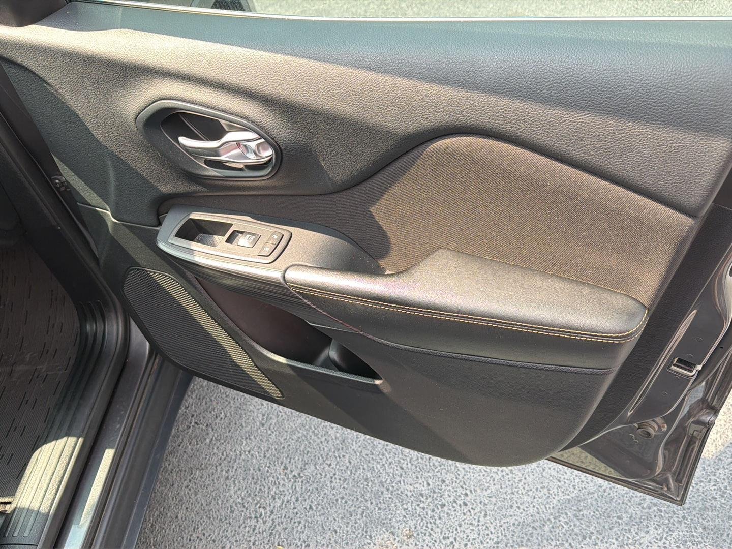 Used 2016 Granite Crystal Metallic Clearcoat Jeep Latitude image 14