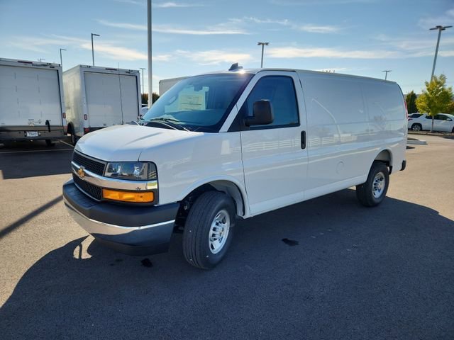 New 2025 Summit White Chevrolet WT image 3
