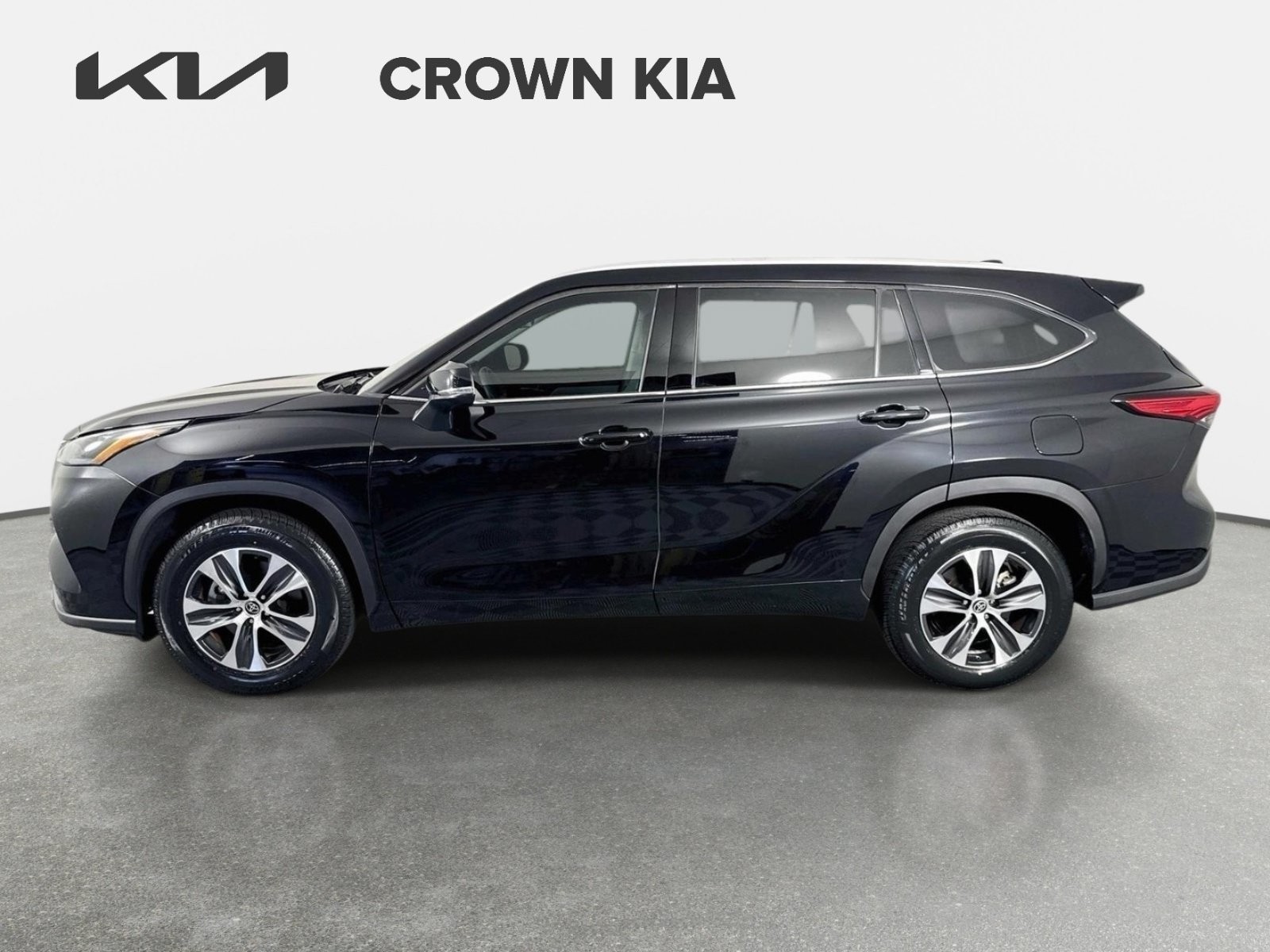 Used 2022 Midnight Black Metallic Toyota XLE image 8