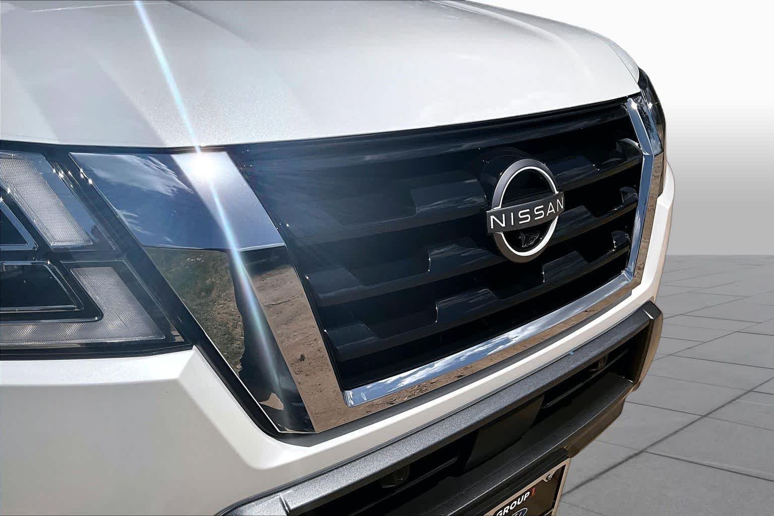 Certified Used 2022 Aspen White TriCoat Pearl Nissan Platinum image 30