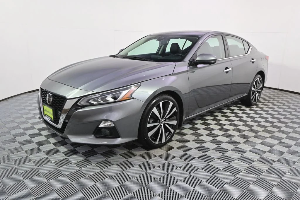 Used 2020 Nissan Altima Platinum with VIN 1N4BL4FWXLC243049 for sale in St. Louis Park, Minnesota