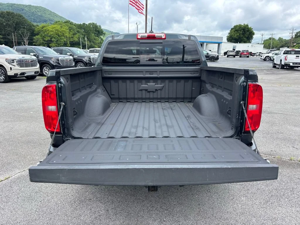 Used 2018 GRAPHITE METALLIC Chevrolet 2WD Z71 image 10