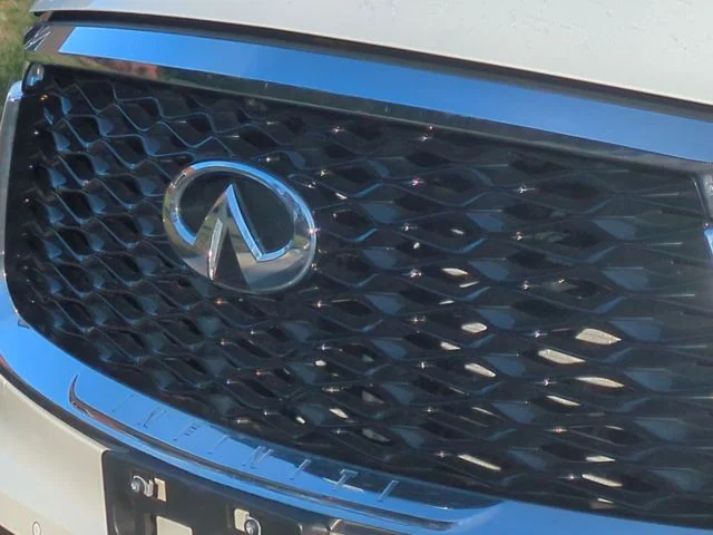 Used 2023 White INFINITI LUXE image 24