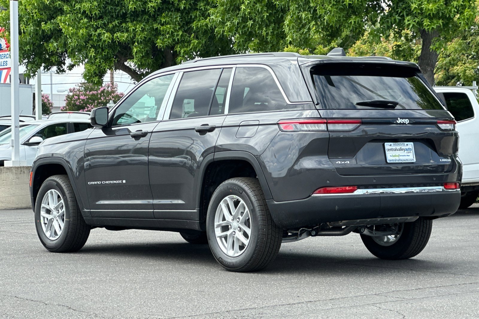 New 2026 Baltic Gray Metallic Clearcoat Jeep Laredo image 6