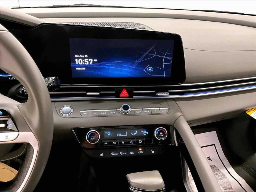 Used 2025 Silver Hyundai SEL Convenience image 15