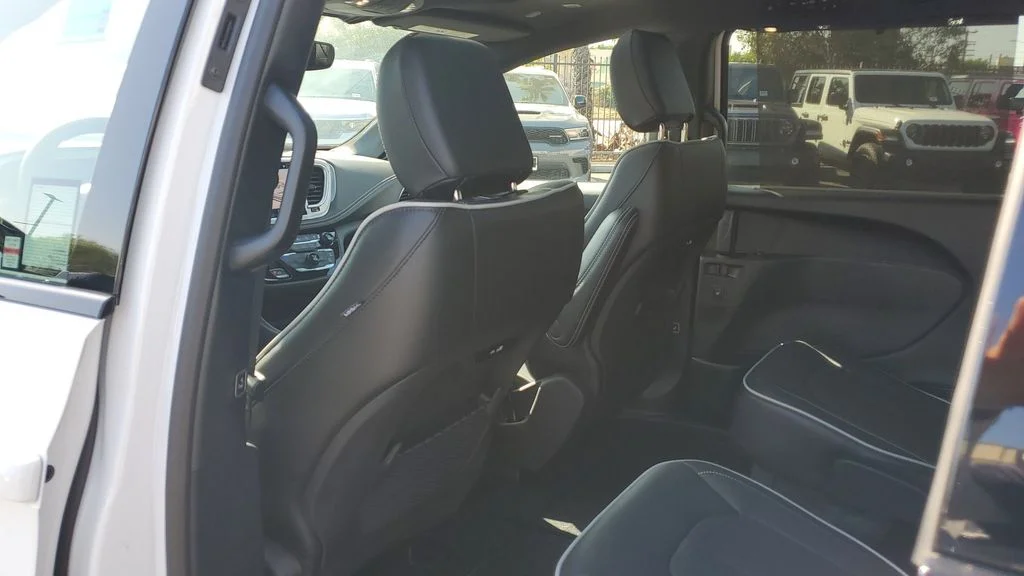 Used 2025 White Chrysler Limited image 17