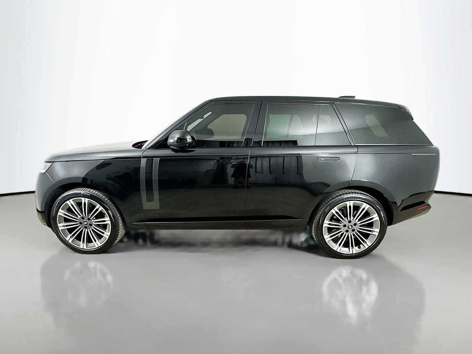Used 2024  Land Rover  image 8