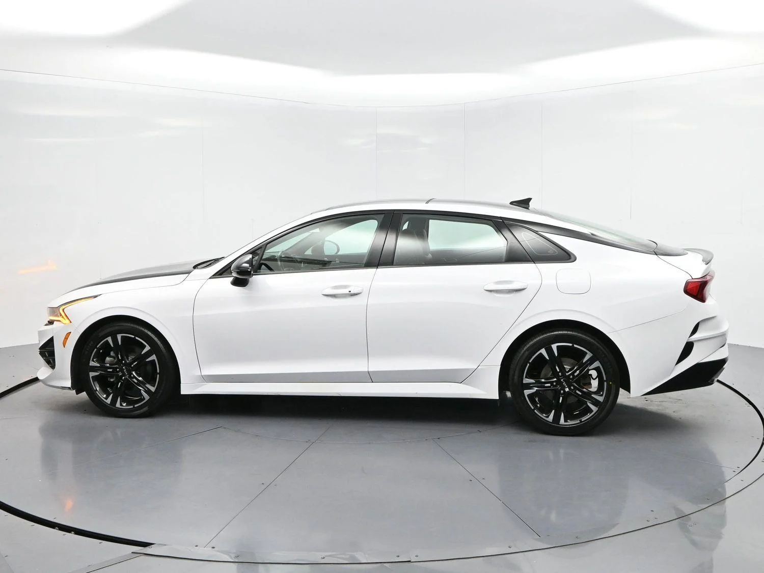 Used 2022 Glacial White Pearl Kia GT-Line image 4