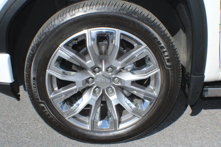 Used 2023 WHITE FROST TRICOAT GMC Denali image 5