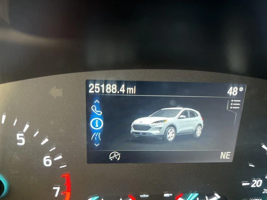 Used 2022 White Metallic Ford SE image 20