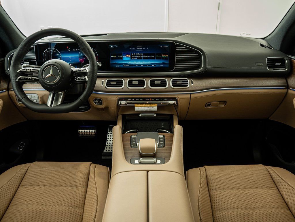New 2026 MANUFAKTUR Moonlight White Metallic Mercedes-Benz GLS 580 image 31