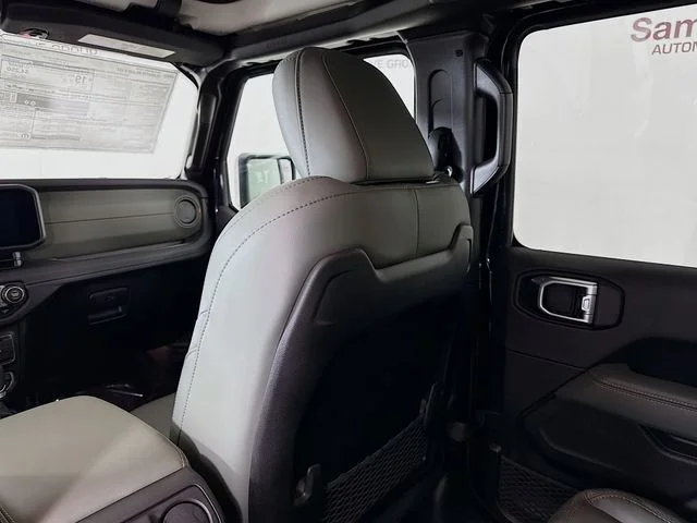 Used 2025 Black Jeep Mojave image 23