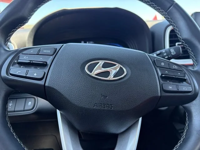 Used 2025 Lunar White Hyundai SEL image 25