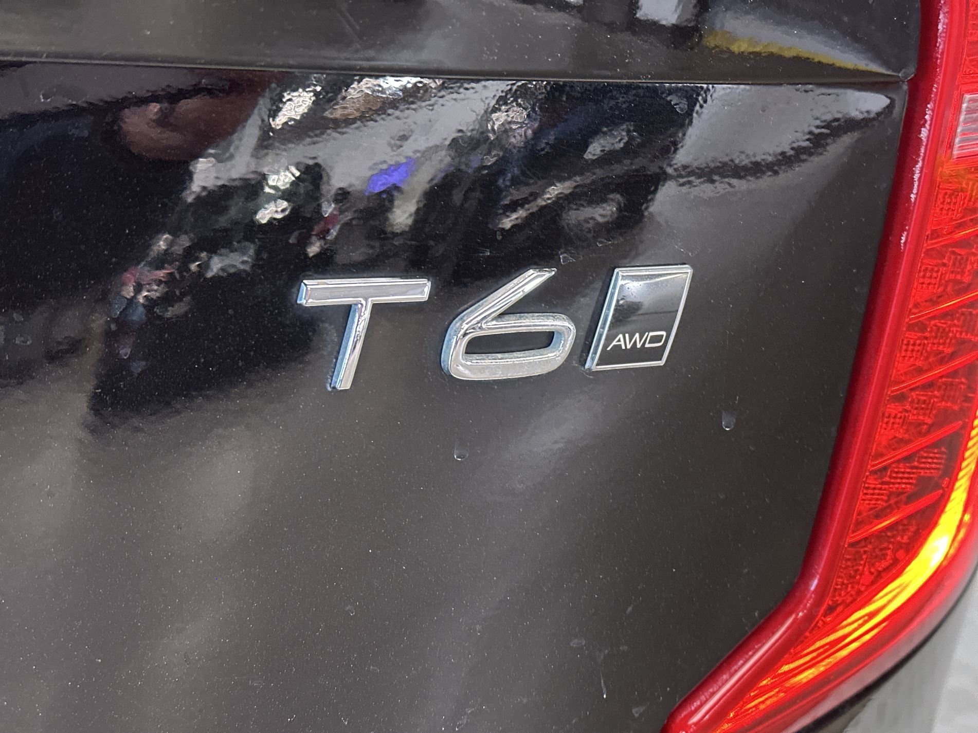 Used 2018 Onyx Black Metallic Volvo Momentum image 25