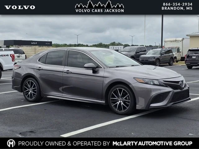 2022 Toyota Camry SE's photo