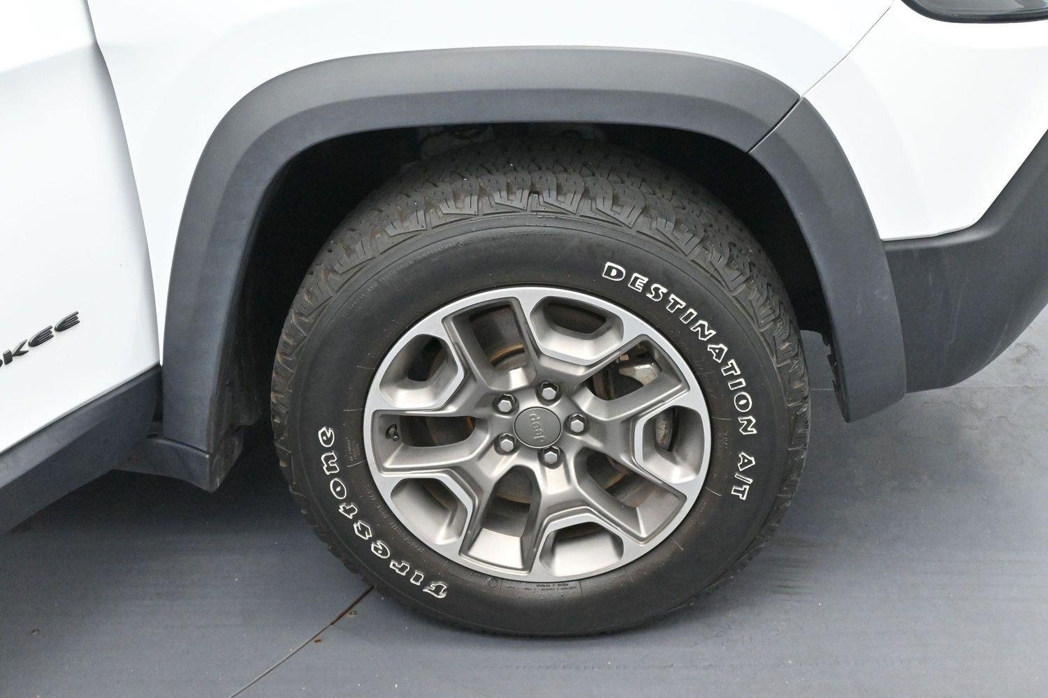 Used 2022 Bright White Clearcoat Jeep Trailhawk image 34