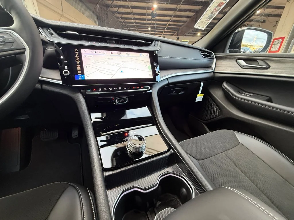 New 2027 Black Jeep Laredo Altitude image 15