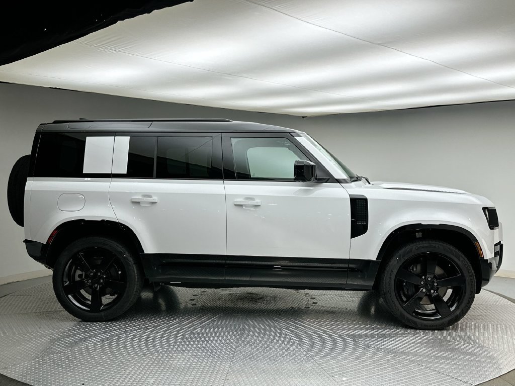 New 2026 Fuji White Land Rover X-Dynamic SE image 4