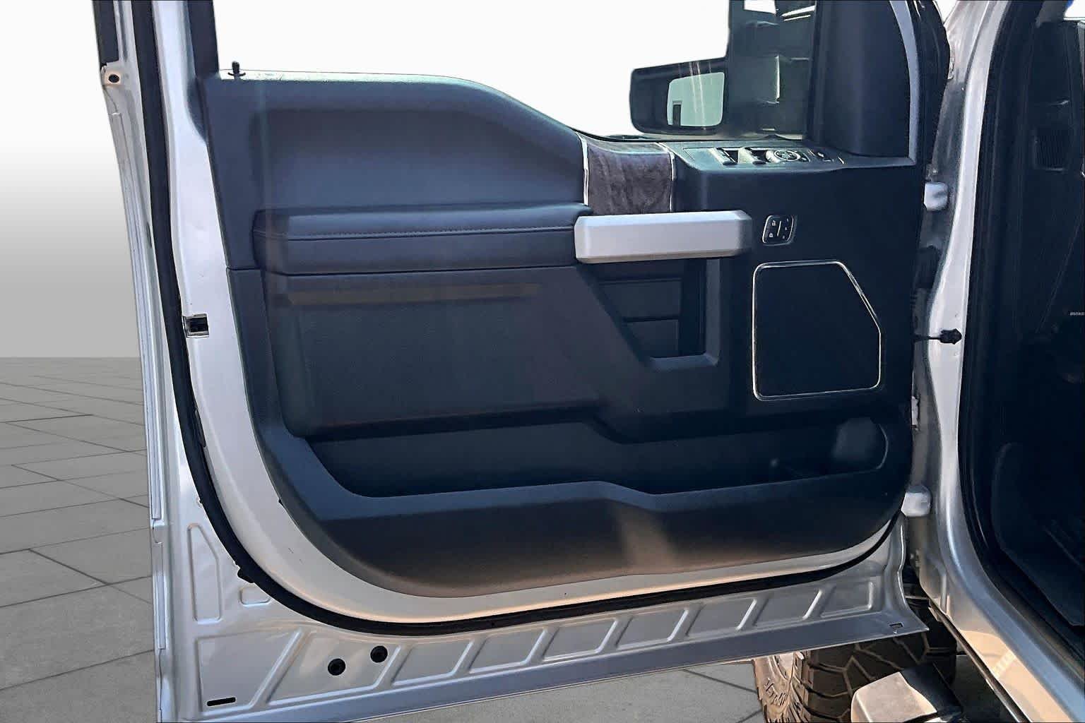 Used 2019 Ingot Silver Metallic Ford LARIAT image 19