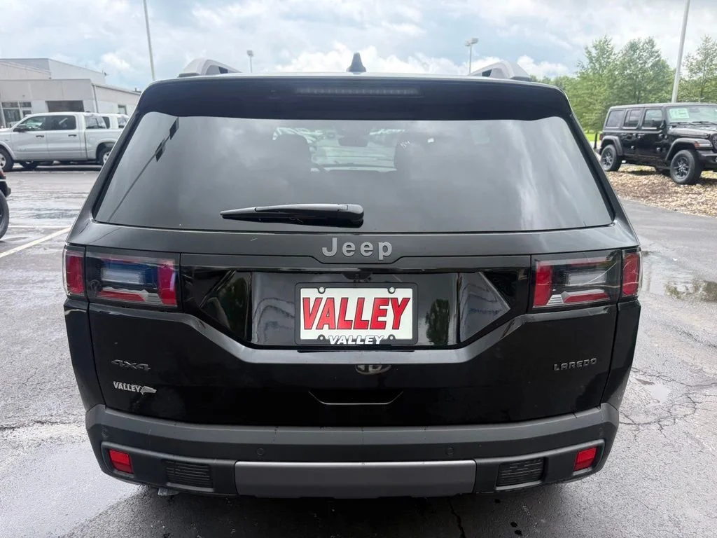 New 2026 Diamond Black Crystal Pearl-Coat Exterior Paint Jeep Laredo image 5