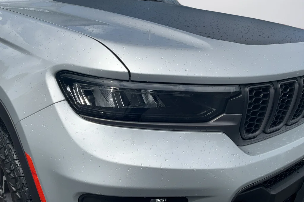 Used 2022 Silver Jeep Trailhawk image 29