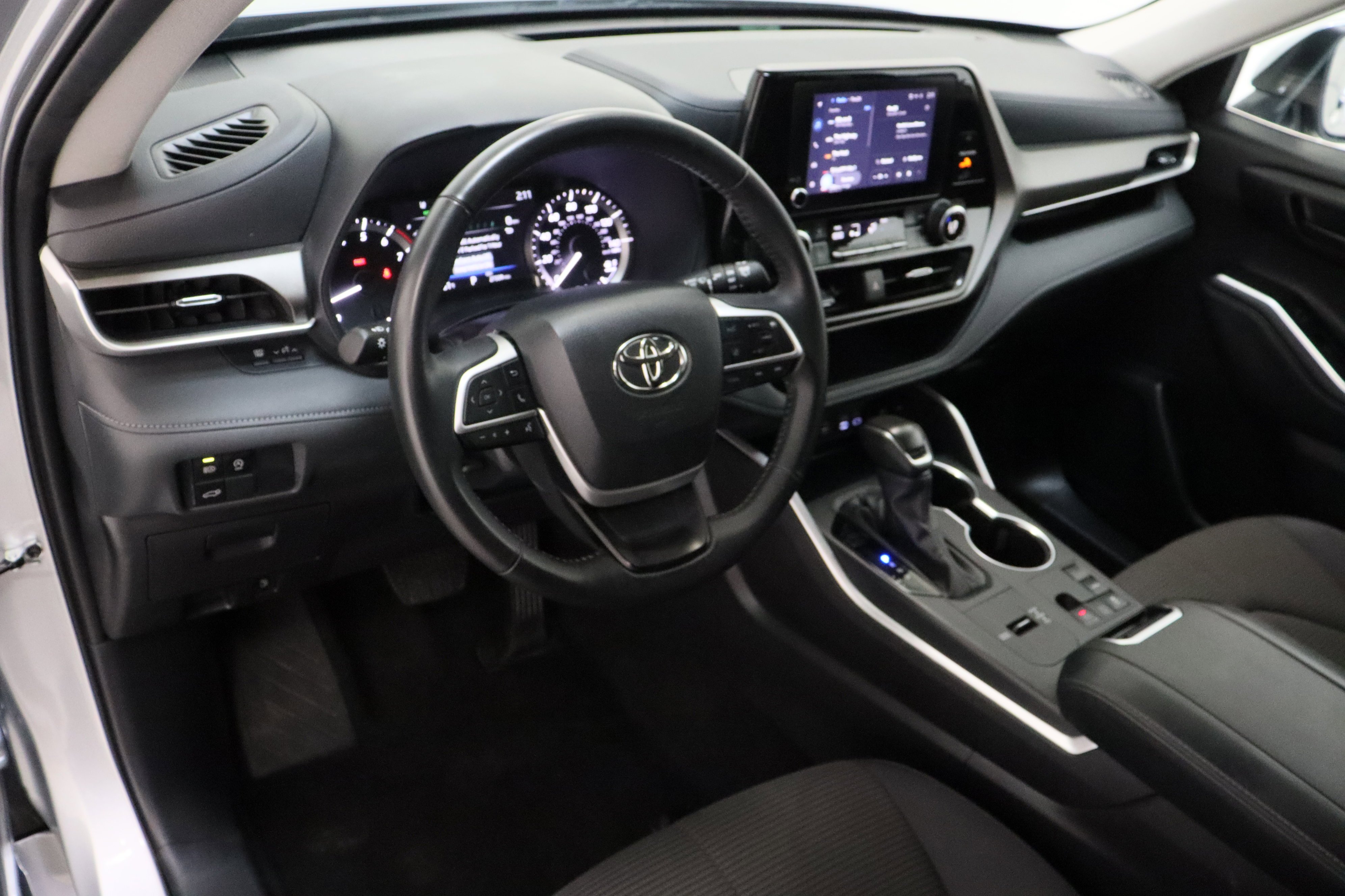 2025 Toyota Highlander LE - Photo 13