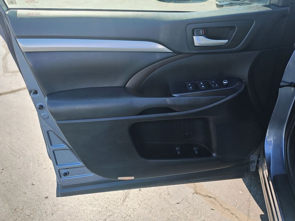 Used 2018 Blue Toyota XLE image 12